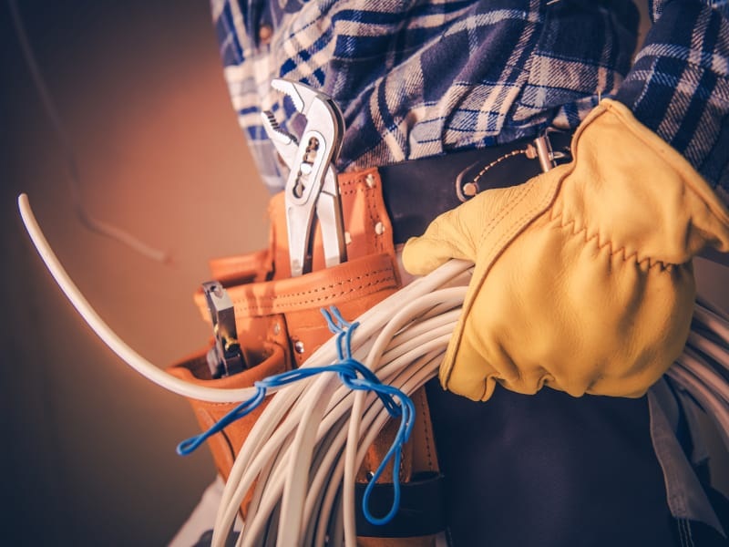 How to select the best electrician for your business